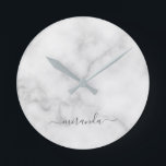 Modern Script Personalisiert Name White Marble Runde Wanduhr<br><div class="desc">Modernes Script Personalisiert Name White Marble Geschenk mit personalisiertem Namen in grau modernen Skript Schriftart Stil auf weißem Marmor Hintergrund. Ideal als Urlaubsgeschenk für sie, Hauswärmespeck und Geschenk für alle besondere Anlass.</div>