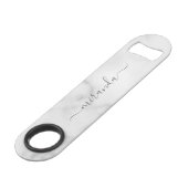 Modern Script Personalisiert Name White Marble Speed Flaschenöffner (Vorderseite Schrägansicht)