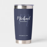 Modern Script Personalisiert Trauzeuge Name Thermobecher<br><div class="desc">Fügen Sie Ihrer Hochzeit eine persönliche Touch mit einem personalisierten Trauzeuge-Geschenk hinzu. Dieses Design zeichnet sich durch den Namen personalisiert Trauzeugen im modernen, weißen Skript-Schriftart-Stil und Monogramm in hellblau modernen Drehbuch-Schriftart-Stil als Hintergrund mit Titel und Hochzeitdatum in weiß modernen Sans Serif Schriftart Stil auf marineblau Hintergrund. Auch perfekt für Trauzeugin,...</div>