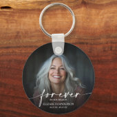 Modern Script Photo Memorial Forever in our Hearts Schlüsselanhänger (Rückseite)