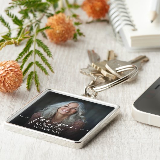 Modern Script Photo Memorial Forever in our Hearts Schlüsselanhänger (Seite)