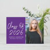 Modern Script Purple Foto Graduation Party Einladung (Stehend Vorderseite)