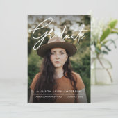 Modern Script Simple Photo Graduation Announcement Einladung (Stehend Vorderseite)