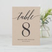 Modern Script Tischnummer Card Kraft (Stehend Vorderseite)