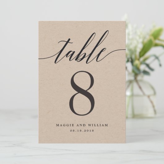 Modern Script Tischnummer Card Kraft (Stehend Vorderseite)