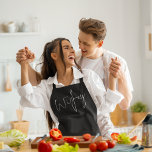 Modern Script Wifey Date White Black Schürze<br><div class="desc">Modernes Skript Wifey Date White Black. Sehr praktisch für die Geschenkboxen vor der Hochzeit der Braut. Persönliche Termine für Hochzeiten.</div>