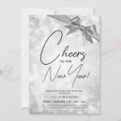 MODERN Silvester Silver Champagne Bokeh Bow Einladung (Vorderseite)