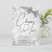 MODERN Silvester Silver Champagne Bokeh Bow Einladung (Stehend Vorderseite)