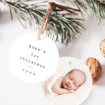 Modern Simple Baby First Christmas Baby Foto Keramik Ornament<br><div class="desc">Das moderne Simple Baby First Christmas Baby Foto Ornament ist mit einem minimalistischen Stil auf der Vorderseite in Schwarz-Weiß und neugeborenem Foto auf der Rückseite ausgestattet. Klicken Sie auf die Schaltfläche Bearbeiten,  um dieses Design mit Ihren Daten und Foto anzupassen.</div>