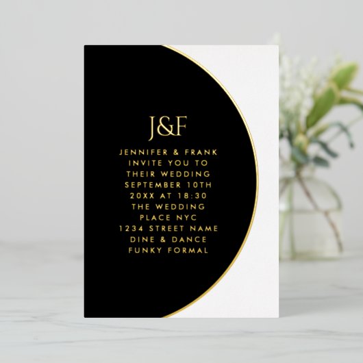 Modern Simple Black and White Gold Monogram Real Folieneinladung (Stehend vorne)