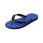 Modern Simple Blue Navy Two Tone Strip Name Kinderbadesandalen (Schrägansicht)