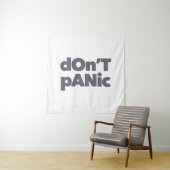 Modern, simple, bold cool graphic of Don't Panic Wandteppich (Beispiel)