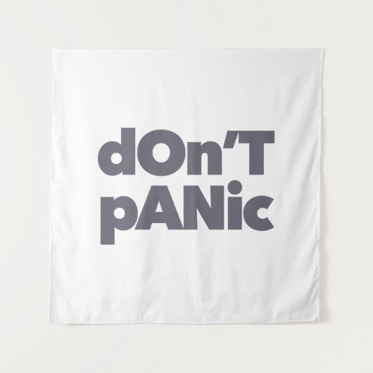 Modern, simple, bold cool graphic of Don't Panic Wandteppich (Vorderseite)