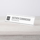 Modern Simple Custom Logo Employee Name Job Title Schreibtischnamensplakette (Vorderseite )