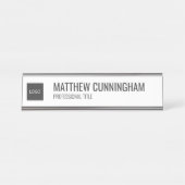 Modern Simple Custom Logo Employee Name Job Title Schreibtischnamensplakette (Vorderseite )