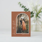 Modern Simple Elegant Burnt Orange Save the Date Ankündigungspostkarte (Stehend Vorderseite)