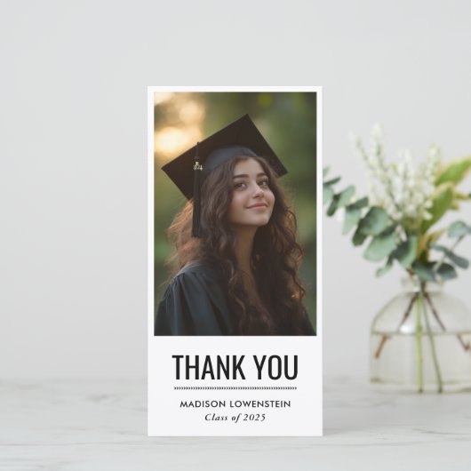 Modern Simple Graduate Vielen Dank Dankeskarte (Stehend Vorderseite)