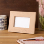 Modern Simple Hubby Wifey Wedding Geätzte Rahmen<br><div class="desc">Die Einführung des modernen Hubby Wifey Wedding Etched Frames - ein wunderschön personalisiertes Foto-Bildergeschenk, das Liebe und Zusammengehörigkeit feiern soll. Mit viel Sorgfalt entwarf, ist dieser lichtdurchflutete Holzrahmen der perfekte Weg, um besondere Momente für Jungvermählte oder Paare zu begehen, die ihre Meilensteine markieren. Jeder Rahmen eignet sich ideal für Verlobung,...</div>