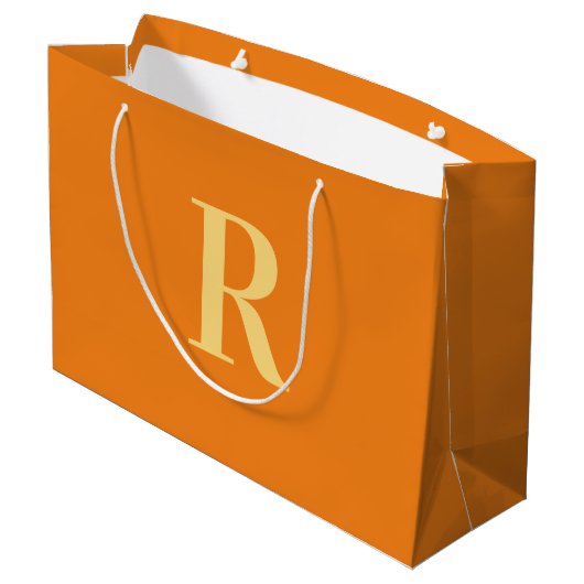 Modern Simple Monogram Orange Große Geschenktüte (Rückseite Schrägansicht)