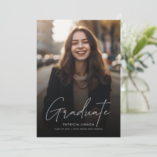 Modern Simple Script Overlay Foto 2023 Abschluss Ankündigung (Stehend Vorderseite)