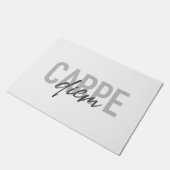 Modern, simple, urban, cool design Carpe Diem Fußmatte (Schrägansicht)