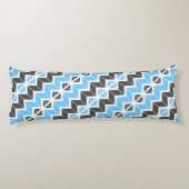 Modern Sky Blue Dark Gray Geometric Herringbone Seitenschläferkissen (Rückseite)