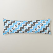 Modern Sky Blue Dark Gray Geometric Herringbone Seitenschläferkissen (Vorderseite)