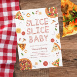 Modern Slice Slice Baby Pizza zum ersten Geburtsta Einladung<br><div class="desc">Die lustige Einladung zum ersten Geburtstag beinhaltet Aquarellpizzabbildungen,  handgeschriebene Kontur und helle Farbtöne. Die karierte Rot-Weiß-Optik im Hintergrund erinnert an italienische Restaurants und Pizzeria.</div>