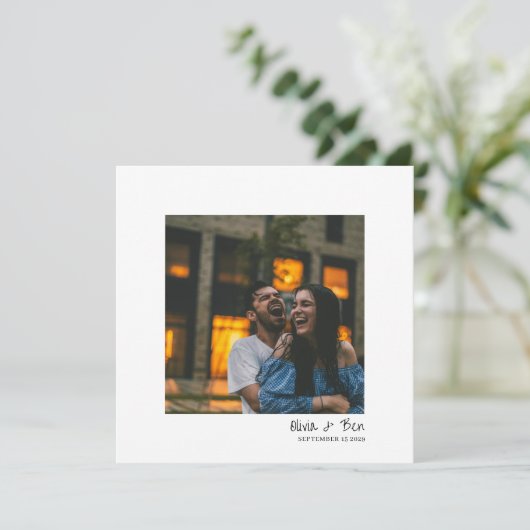Modern Square Minimal Candid Handwritten Wedding Save The Date (Stehend Vorderseite)
