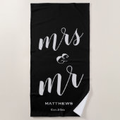 Modern stilvolle Black Mrs & Mr. Name Datum Custom Strandtuch (Vorderseite)