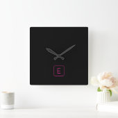 Modern Styled Initial Monogram | Pink & Black Quadratische Wanduhr (Zuhause)