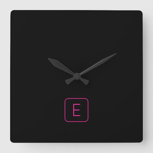 Modern Styled Initial Monogram | Pink & Black Quadratische Wanduhr (Vorderseite)