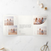 Modern Stylish Arch Family Photo Beach Christmas Dreifach Gefaltete Urlaubskarte (Innenseite)