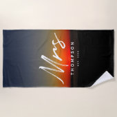 Modern Sunset in Water Minimalistische Script Strandtuch (Vorderseite)