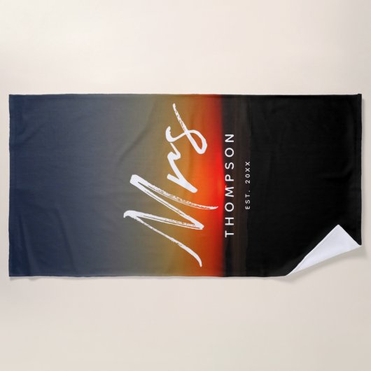 Modern Sunset in Water Minimalistische Script Strandtuch (Vorderseite)