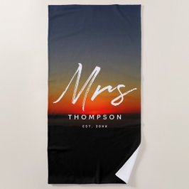 Modern Sunset in Water Minimalistische Script Strandtuch