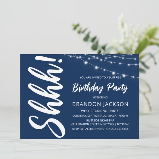 Modern Surprise Birthday Party Einladung (Stehend Vorderseite)