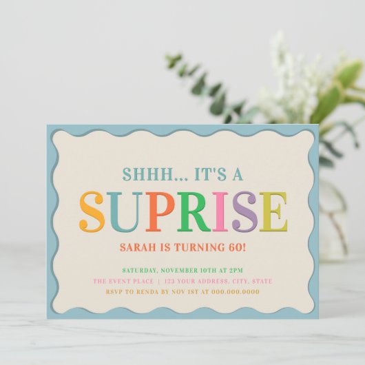 Modern Surprise Birthday Party Einladung (Stehend Vorderseite)