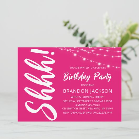 Modern Surprise Birthday Party Einladung (Stehend Vorderseite)