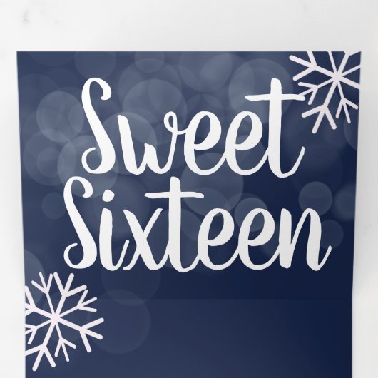 Modern Sweet 16 Scattered Snowflakes Bokeh Lights Dreifach Gefaltete Einladung (Innen Erste Seite)
