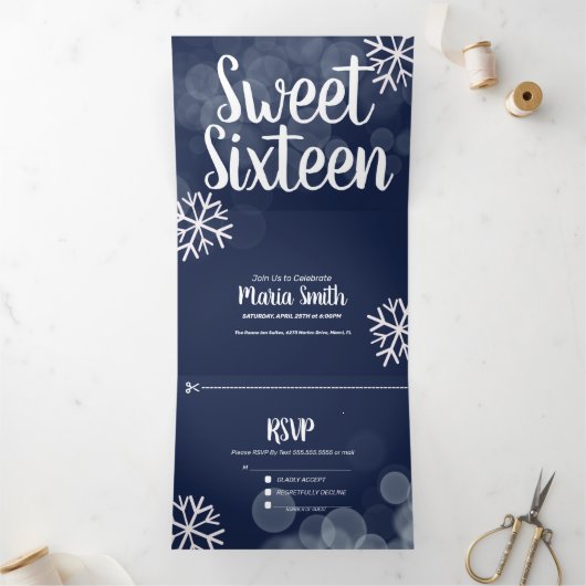 Modern Sweet 16 Scattered Snowflakes Bokeh Lights Dreifach Gefaltete Einladung (Innenseite)
