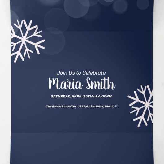 Modern Sweet 16 Scattered Snowflakes Bokeh Lights Dreifach Gefaltete Einladung (Innenseite Mitte)