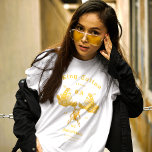 Modern Tattoo Artist Staat Individuelle Name White T-Shirt<br><div class="desc">Die Einführung des modernen Tattoo Artist Staat Individuelle Name Black Gold T - Shirt ! Diese elegante und lebendige Karte zeichnet sich durch ein modernes Design mit einem Schwarz-Gold-Farbschema aus, das eine goldene Tätowiermaschine und ein Monogramm Ihres Tätowierkünstlershops zeigt. Brauchst du Hilfe? Nehmen Sie Kontakt mit mir auf. Ich helfe...</div>