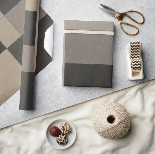 Modern Taupe & Charcoal Geometric Geschenkpapier (Kunsthandwerk)