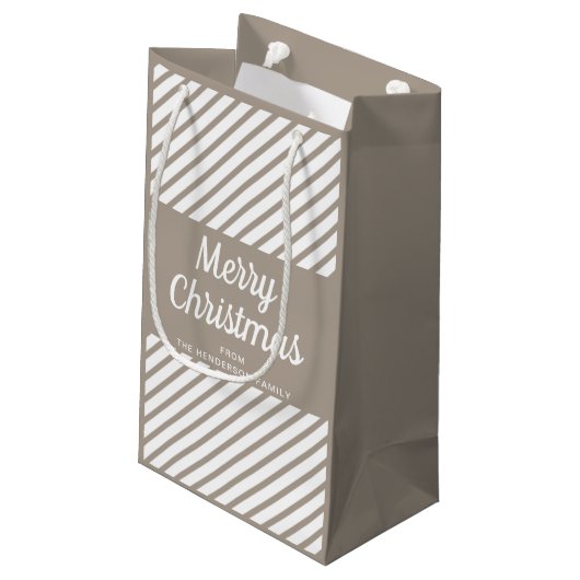 Modern Taupe Stripes Script Frohe Weihnachten Kleine Geschenktüte (Rückseite Schrägansicht)