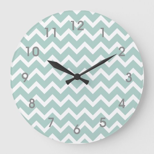 Modern Teal Blue White Chevron Clock gray numbers Große Wanduhr (Vorderseite)