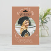 Modern Terracotta Calligraphy Muslim Abschluss Einladung (Stehend Vorderseite)