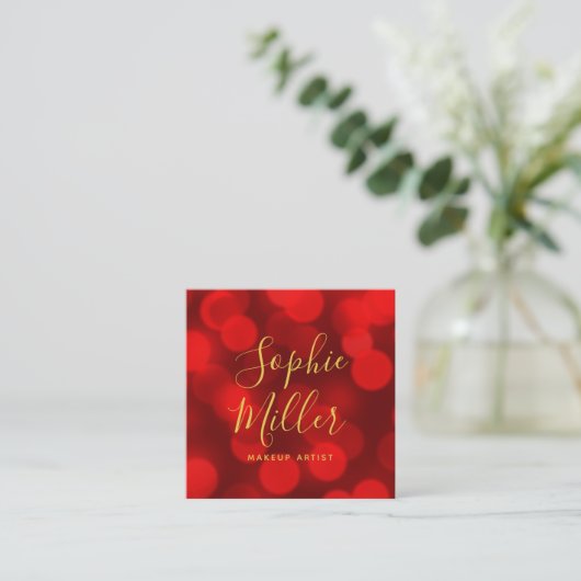 Modern Trendy Calligraphy Ruby Red Bokeh Lights Quadratische Visitenkarte (Stehend Vorderseite)