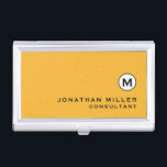 Modern trendy Mustard Yellow Visitenkarten Dose<br><div class="desc">Modernes,  trendiges Senfgelb-Design mit schlichter Schwarz-Weiß-Medaille mit personalisiertem Namen und Titel oder Sondertext unten in klassischer Blocktypografie auf einem soliden,  leuchtend bargelben Hintergrund. Personalisieren Sie Ihre individuelle Verwendung.</div>