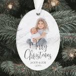 Modern Trendy Script Frohe Weihnachten 2 Fotos Ova Ornament<br><div class="desc">Feiern Sie die schlichten Freuden der Ferien mit einem maßgeschneiderten Frohen Weihnachten zwei Foto Acryl ovale Ornament. Die Bilder und alle Formulierungen auf dieser Vorlage sind einfach zu personalisieren und können auf Vorder- und Rückseite unterschiedlich oder gleich sein. Das moderne, minimalistische Schwarz-Weiß-Design besticht durch trendige Skriptkalligraphie, elegante Klassik und 2...</div>